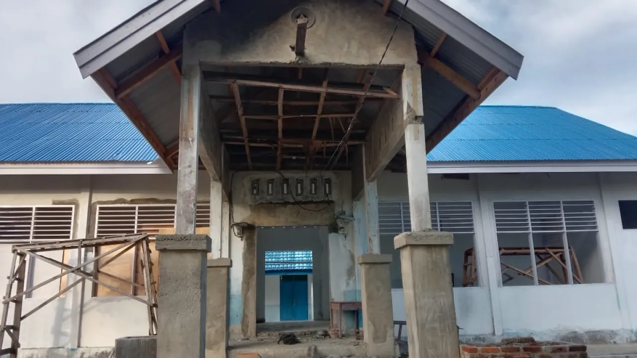 Proyek Rehabilitasi Gedung Kantor SMPN 4 Dampelas Donggala Mangkrak, Tukang Plafon Mengeluh Tak Dibayar