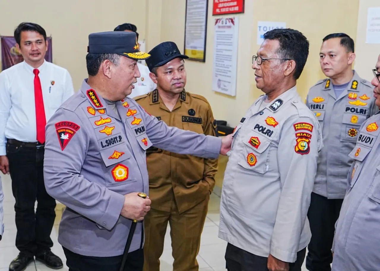Kapolri Berikan Penghargaan kepada Aiptu Jimmi Farma, Personel Polri yang Mendirikan Pondok Pesantren Gratis