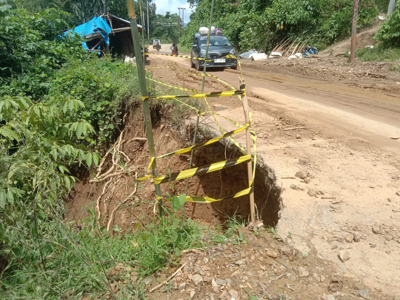 Lumpur dan Longsor Ancam Keselamatan Pengguna Jalan Trans Sulawesi