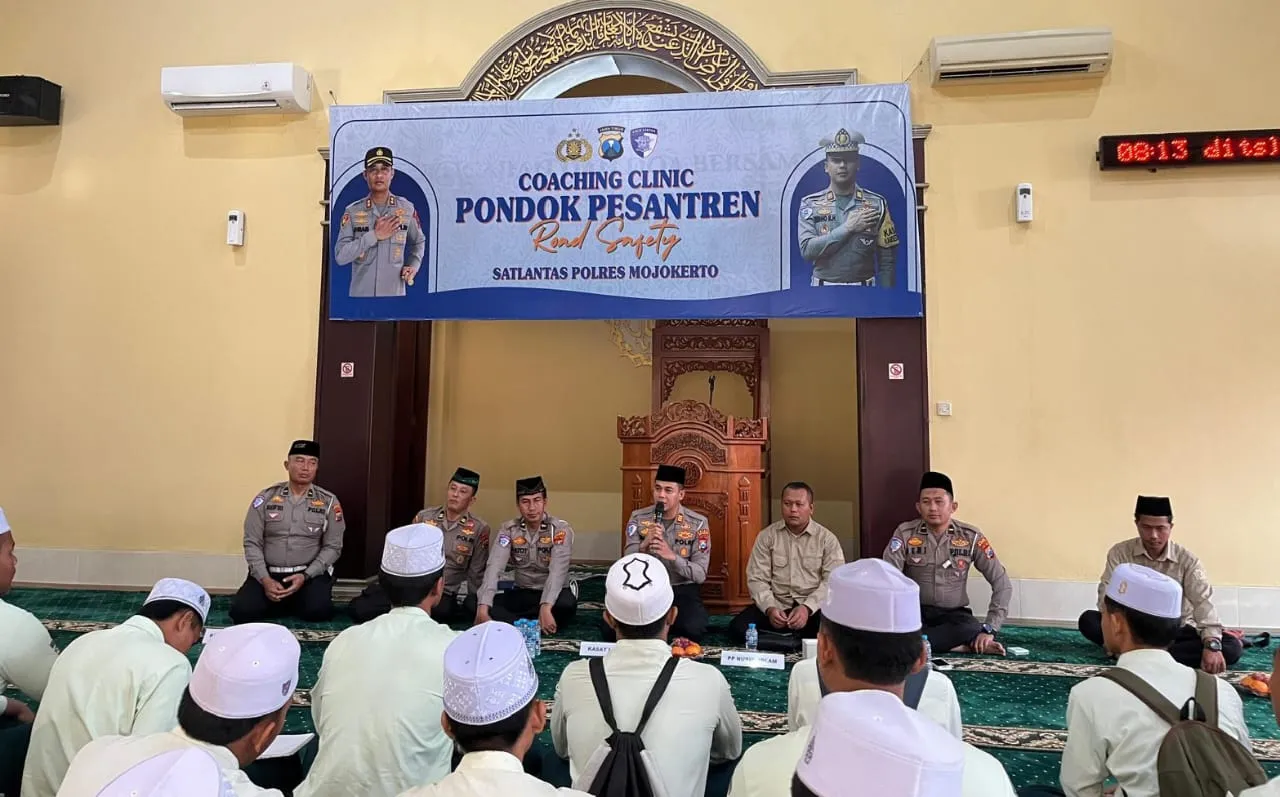 Satlantas Polres Mojokerto Gelar Edukasi Keselamatan Lalu Lintas di Ponpes Nurul Islam II