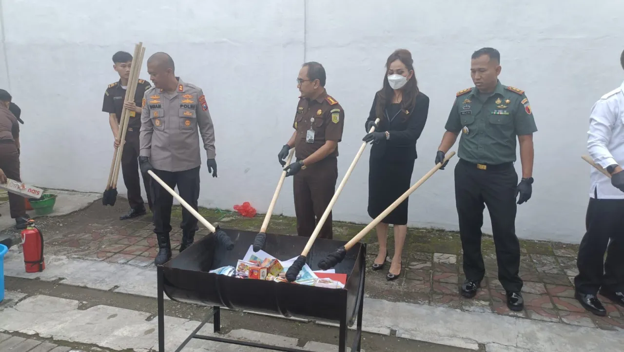 Kejari Mojokerto Musnahkan Barang Bukti 39 Perkara Hukum