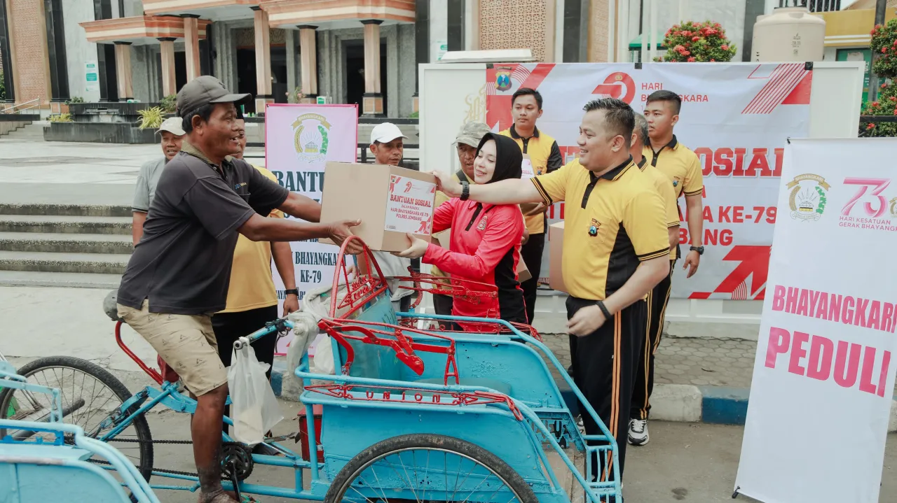 Polres Jombang Bagikan Bantuan Sosial kepada Abang Becak dan Juru Parkir di Alun-Alun Jombang