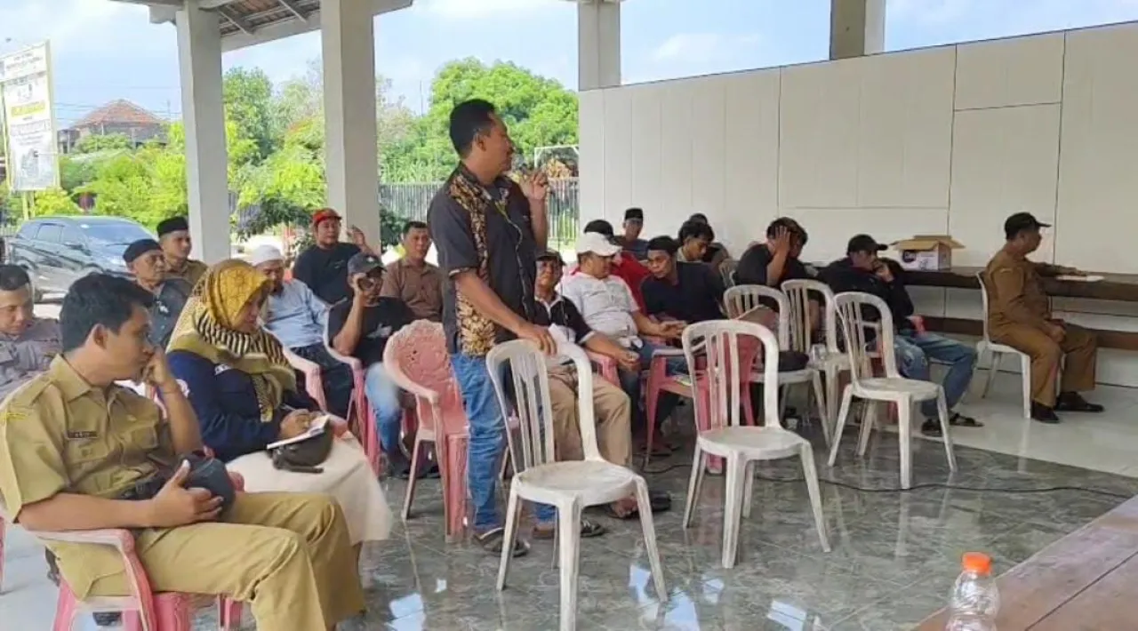 Warga Geruduk Balai Desa Pagerwojo, Tuntut Transparansi Proyek Rabat Beton