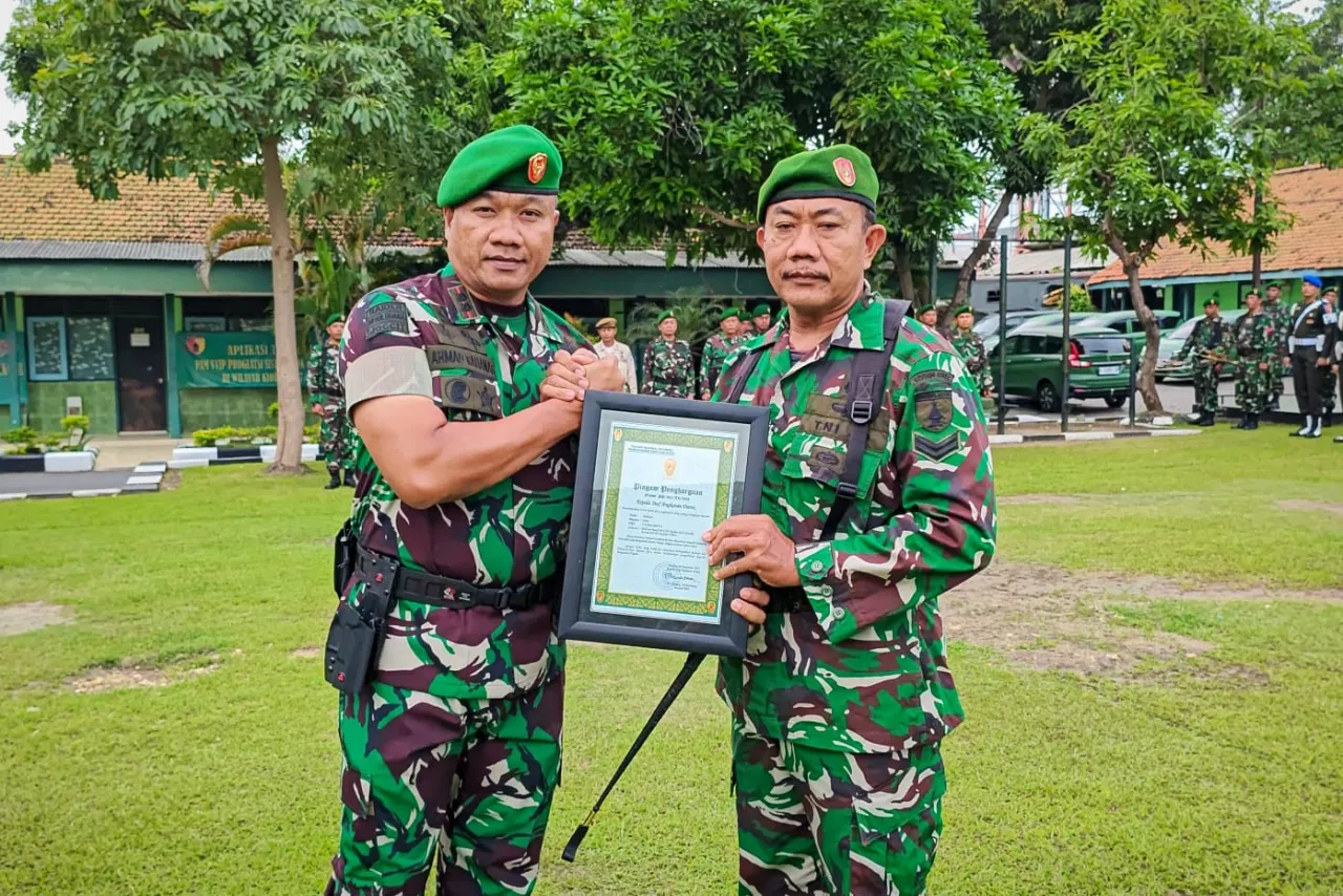 Kodim 0817/Gresik Gelar Upacara 17-an, Serka Muhadi Raih Penghargaan Prajurit Berprestasi dari KASAD