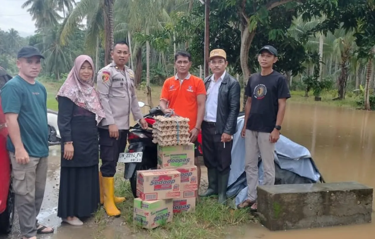 Kapolsek dan Camat Serahkan Bantuan Sembako untuk Warga Terdampak Banjir di Siendeng