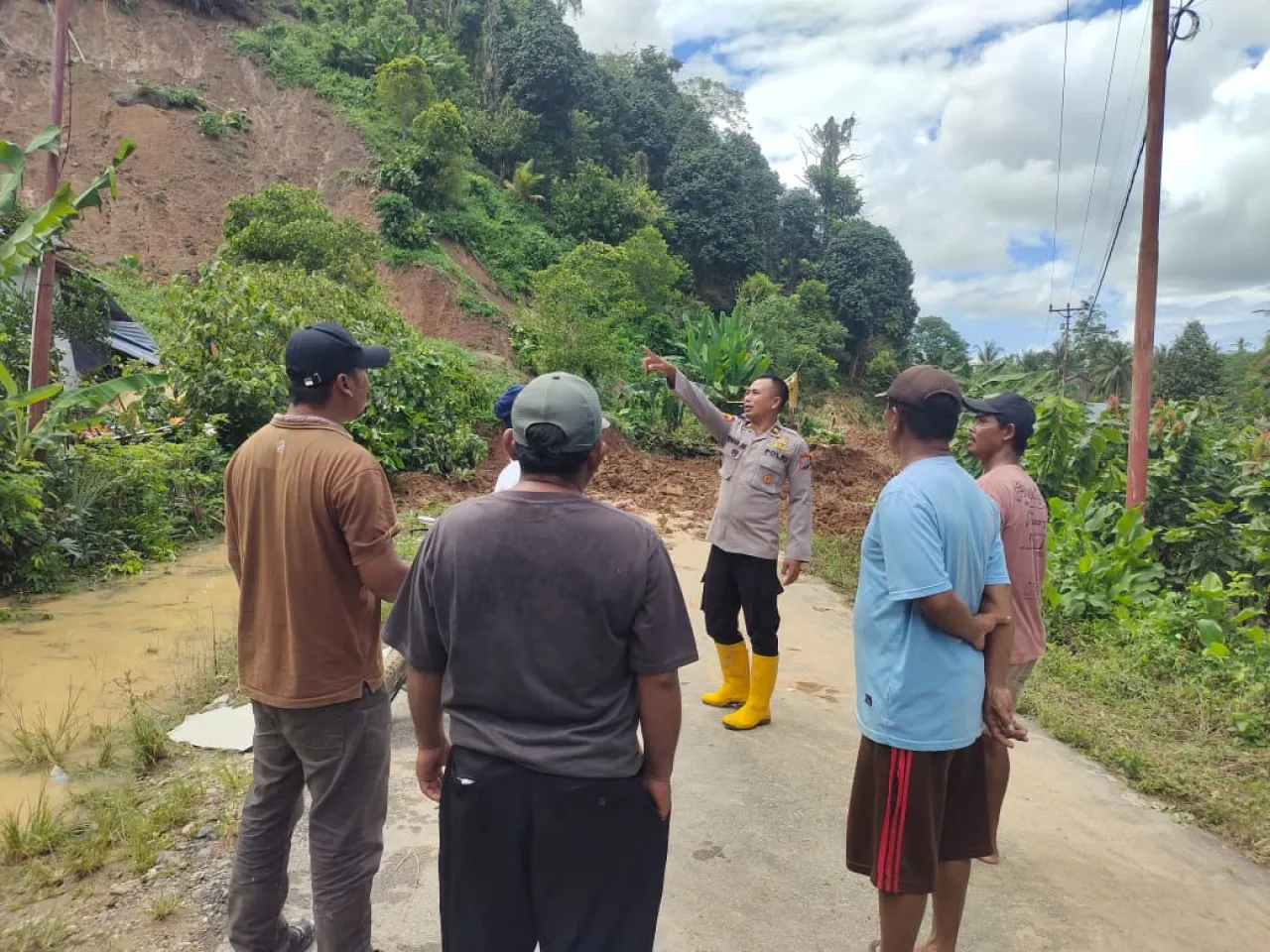 Longsor Terjang Desa Lembah Bomban, 104 KK Terdampak, Polsek Bolano Salurkan Bantuan Sembako