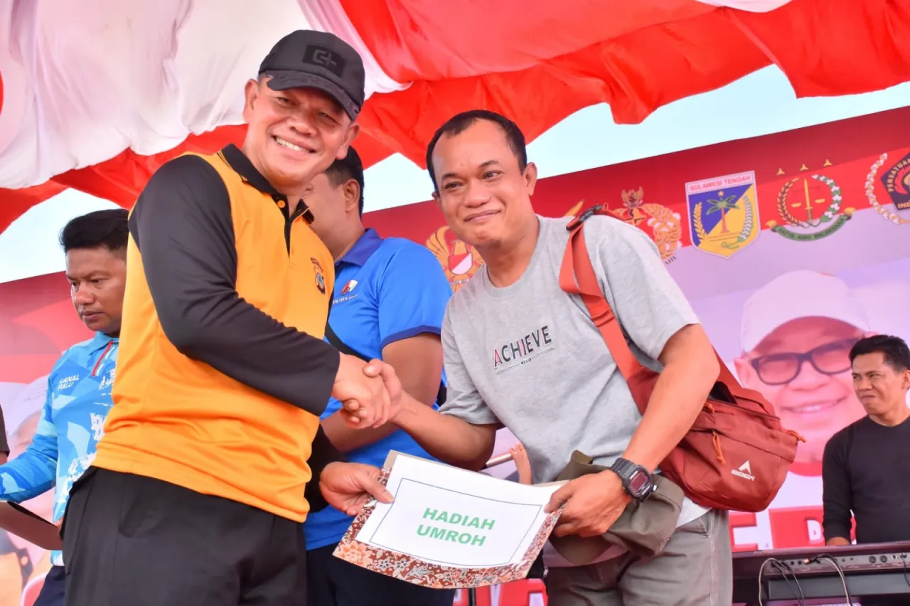 Lima Peserta Raih Hadiah Umroh di Puncak Kegiatan Olahraga Bersama HUT Bhayangkara ke-79 di Polda Sulteng