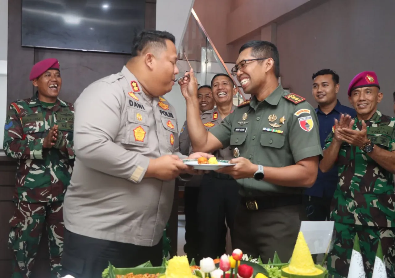 TNI Beri Kejutan Tumpeng untuk Polres Pasuruan di Hari Bhayangkara ke-79