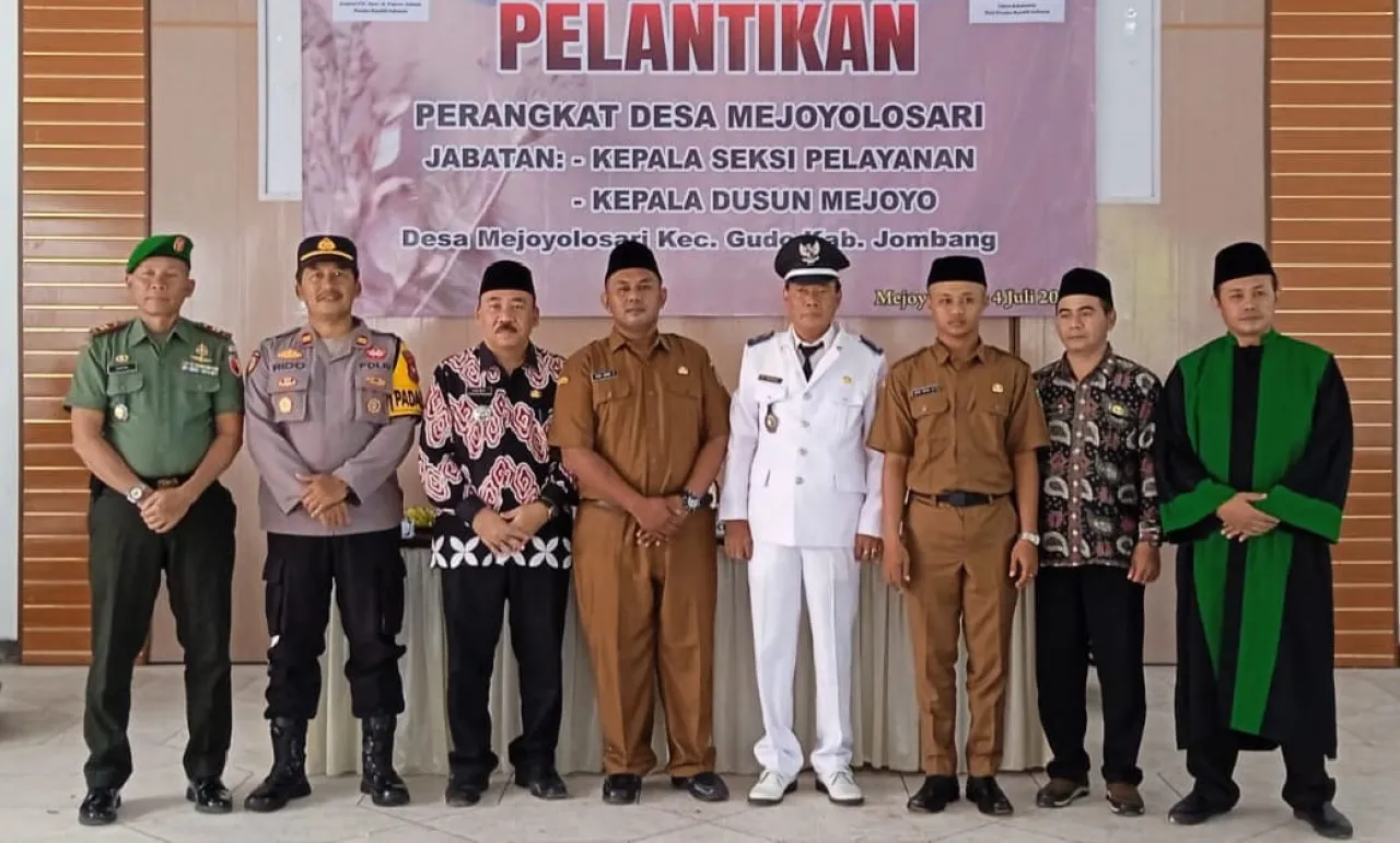 Kades Mejoyolosari Lantik Dua Perangkat Baru, Camat Gudo: Pelayanan Harus Meningkat