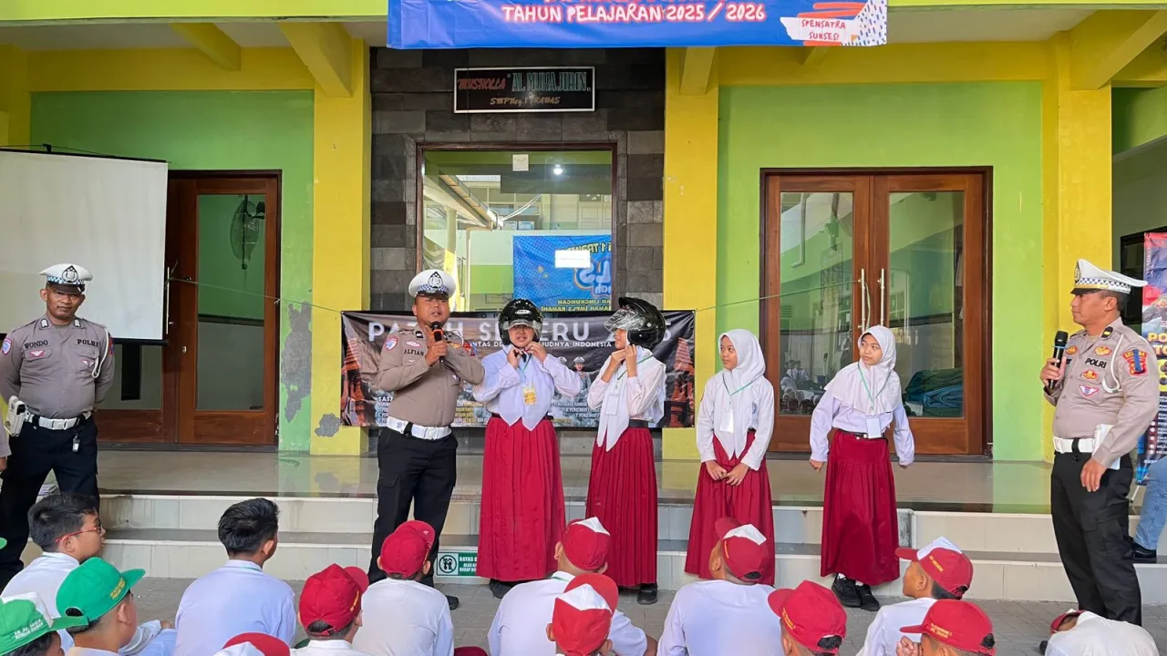 Sat Lantas Polres Mojokerto Edukasi Keselamatan ke Ratusan Siswa SMP, 50 Helm SNI Dibagikan Gratis