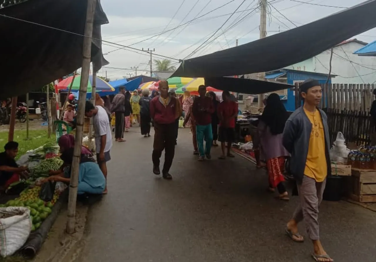 Pedagang Kuasai Jalan Poros, Warga Geram
