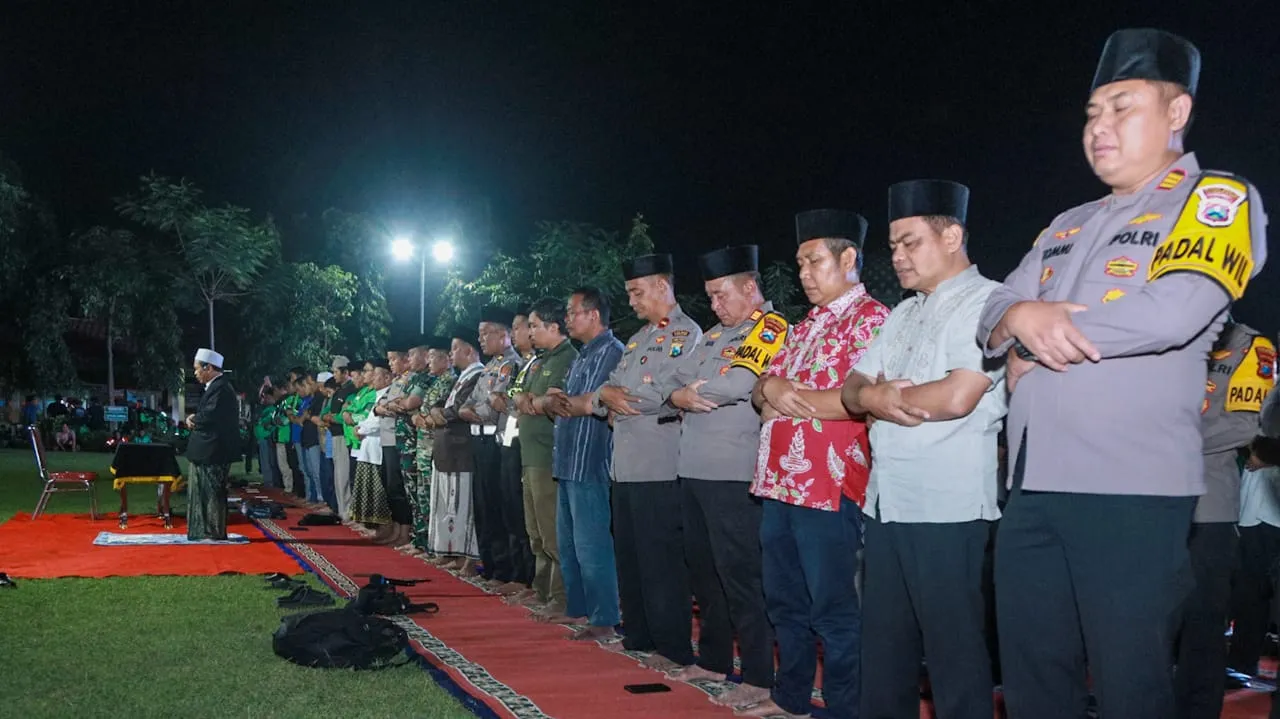 Polres Jombang dan Komunitas Ojol Gelar Salat Gaib untuk Affan Kurniawan