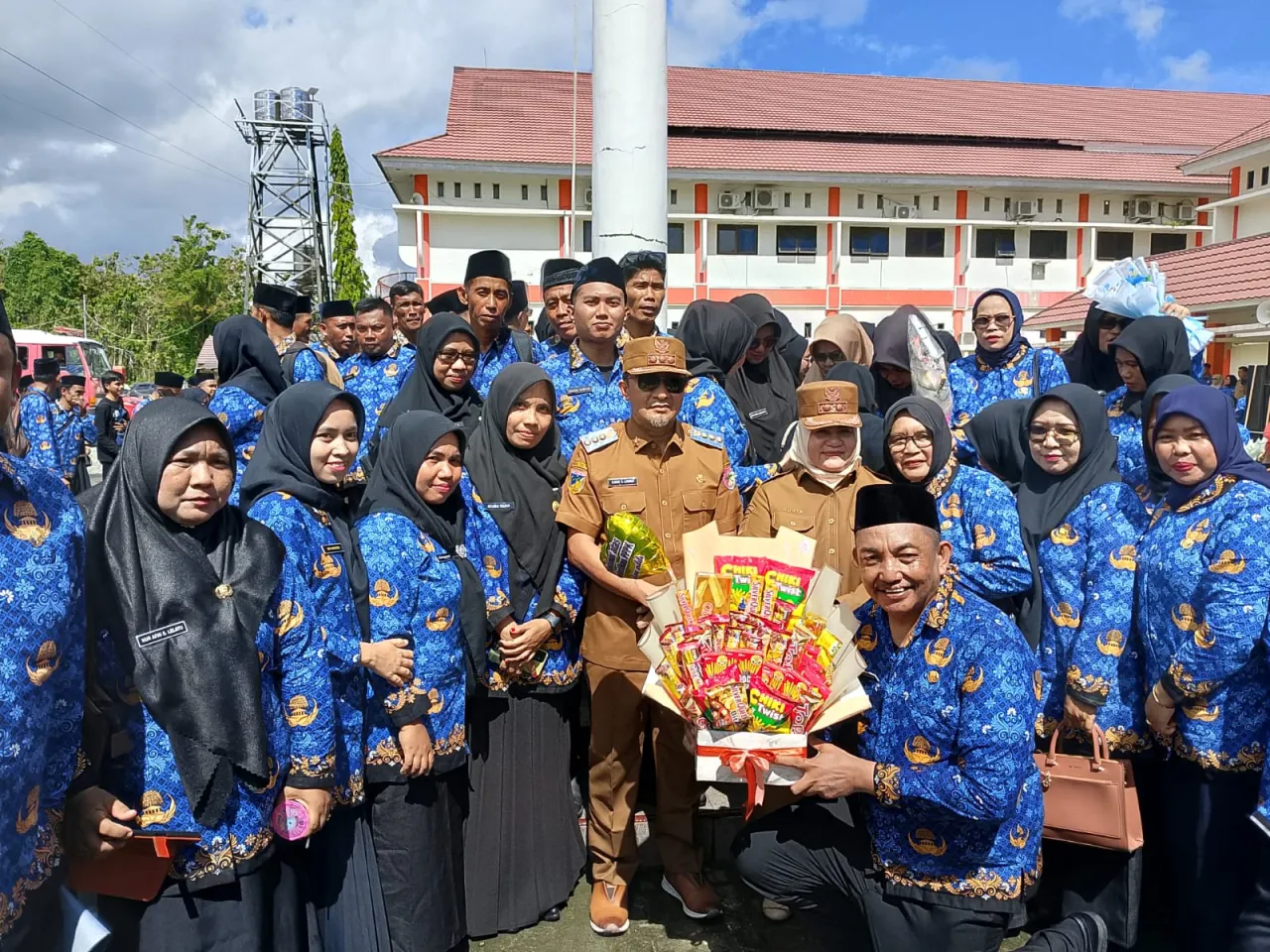 Bupati Tojo Una-Una Serahkan SK Pengangkatan PPPK Tahap Satu