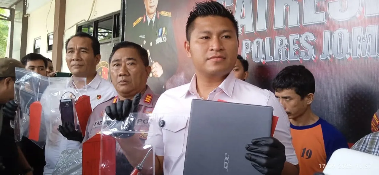 Kasatreskrim Polres Jombang, AKP Margono Suhendra, saat menunjukkan hasil pencurian laptop oleh pelaku (foto : sulistyowati_beritaformat.com)