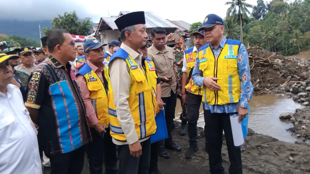 Menteri PU Dody Hanggodo kunjungi lokasi terdampak banjir di Kabupaten Nagekeo (foto : yasin_beritaformat.com)