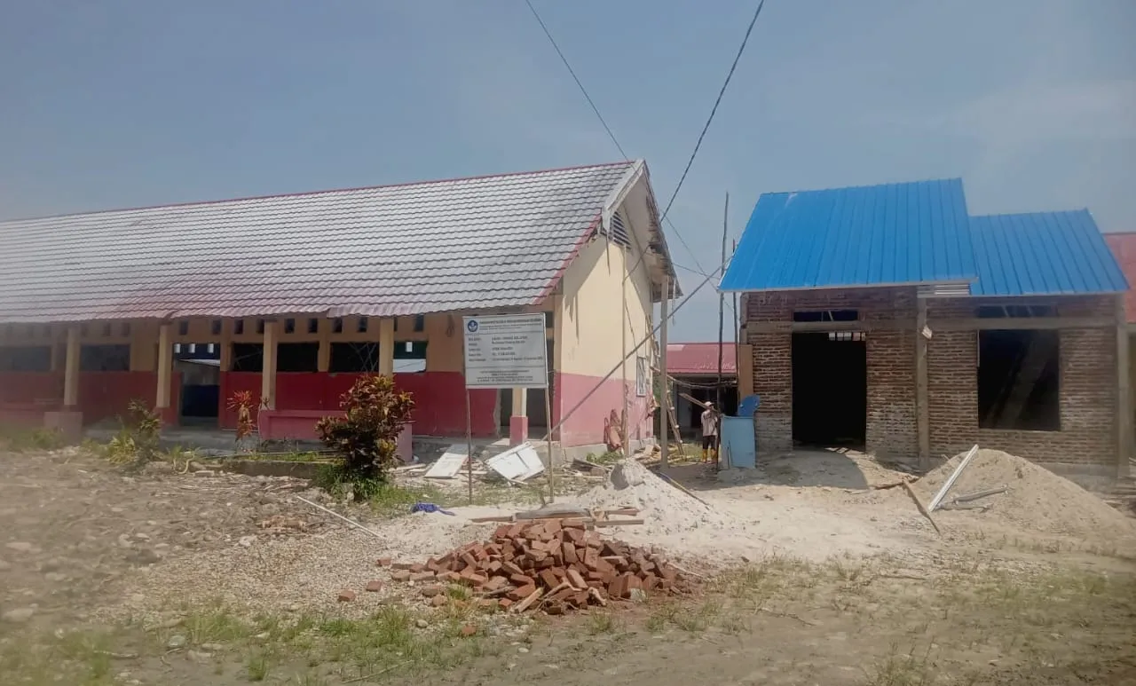 On progres pembangunan sejumlah ruang penunjang kegiatan belajar di SMKN 1 Parigi Selatan (foto ; agus_beritaformat.com)