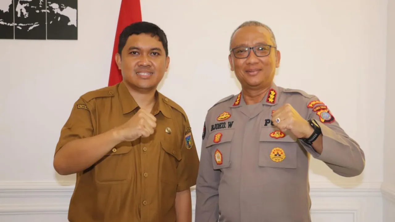 Kabidhumas Polda Sulawesi Tengah, Kombes Pol Djoko Wienartono, S.I.K., S.H., M.H., melakukan kunjungan silaturahmi ke kantor Diskominfosantik Provinsi Sulawesi Tengah (foto : asri_beritaformat.com)
