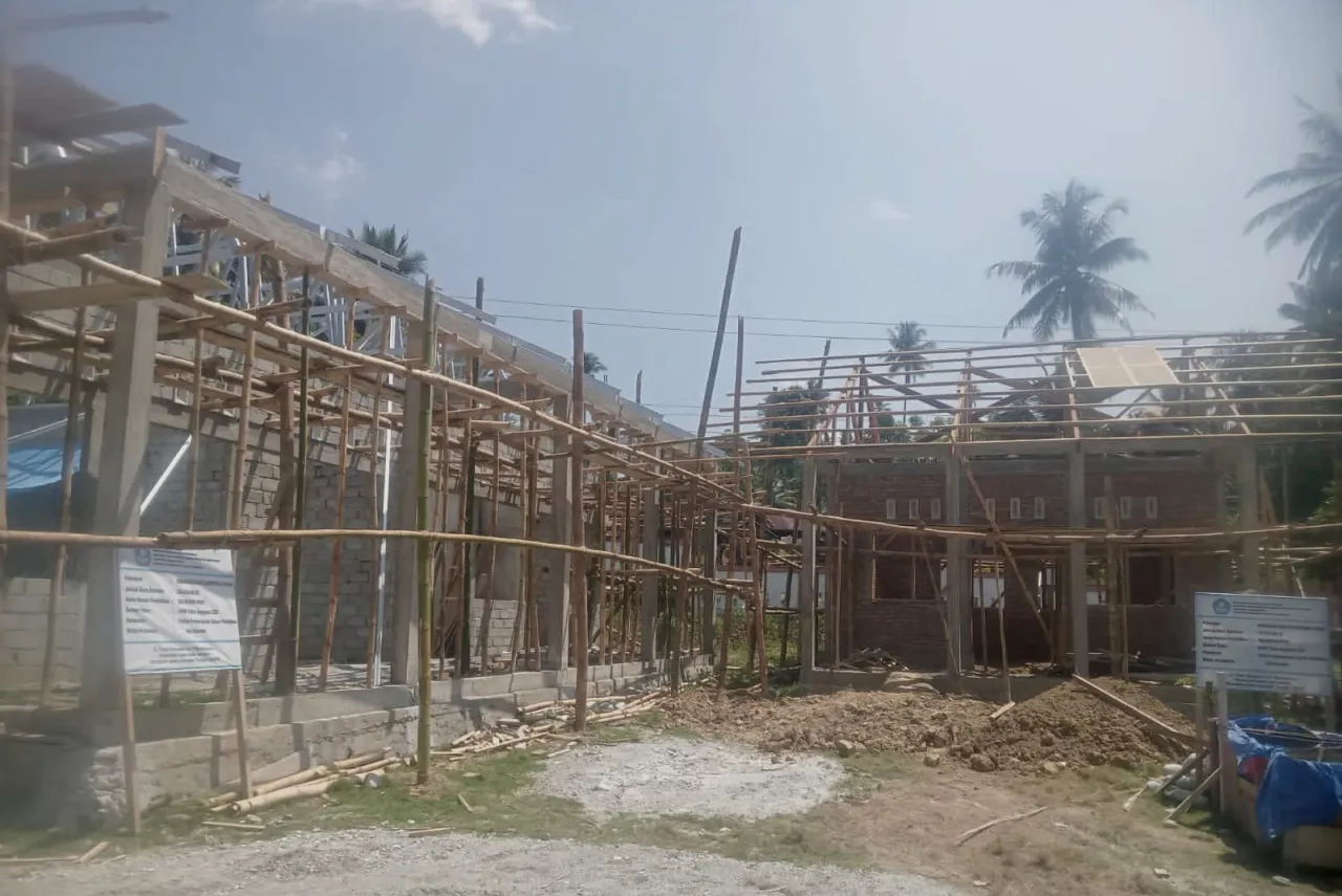 On progres pembangunan sejumlah fasilitas pendukung belajar mengajar di SLB Negri Poso (foto ; agus_beritaformat.com)