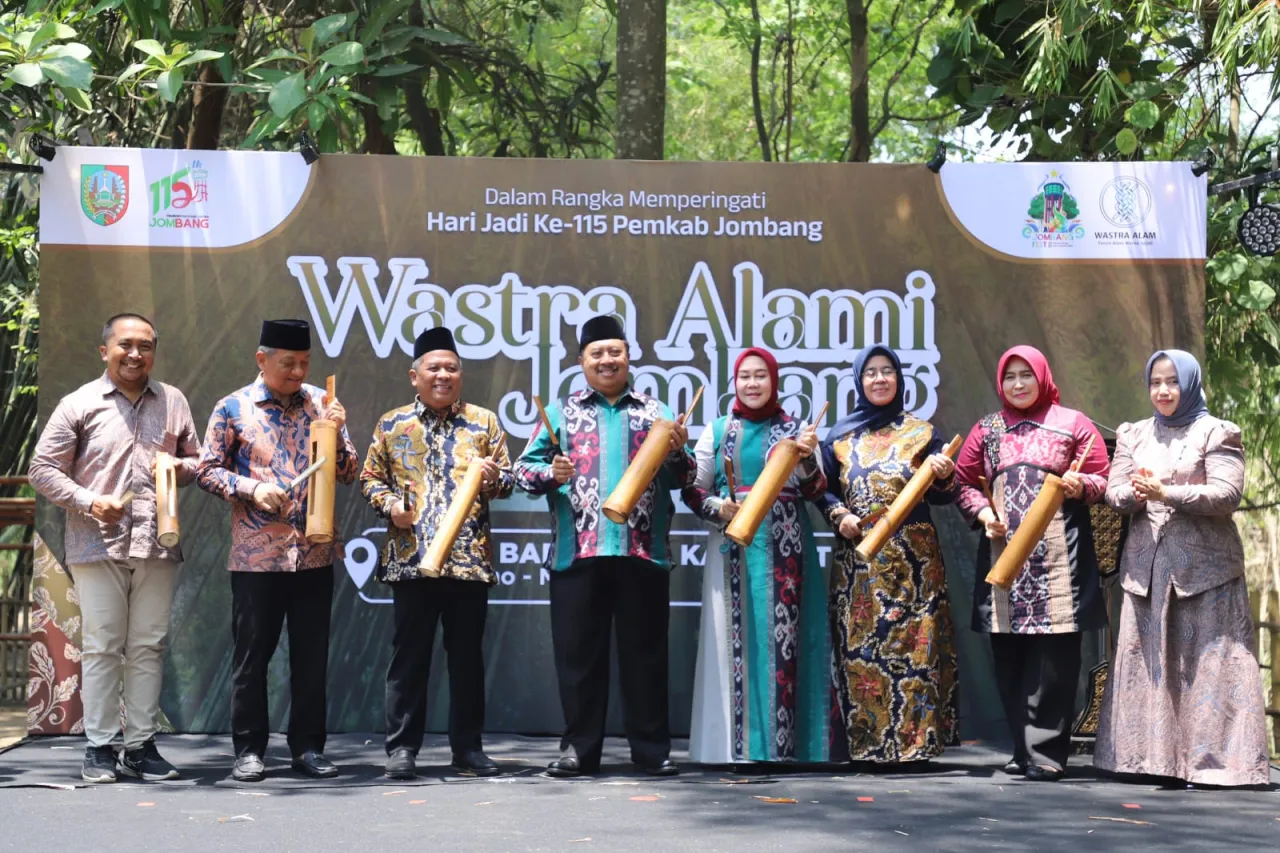 Bupati Jombang, Abah Warsubi bersama Forkopimda dan kepala OPD Kabupaten Jombang resmi membuka Jombang Fest 2025 dengan membunyikan kentongan secara bersamaan (foto : sulistyowati_beritaformat.com)