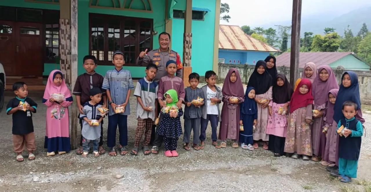 Kaops Madago Raya Berbagi Snack, Anak-anak TPA di Poso Gembira Dapat Perhatian Polisi