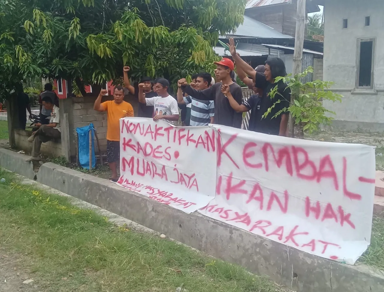 Diduga Selewengkan Dana Desa, Warga Muara Jaya Geruduk Kantor Desa Tuntut Kades Dinonaktifkan