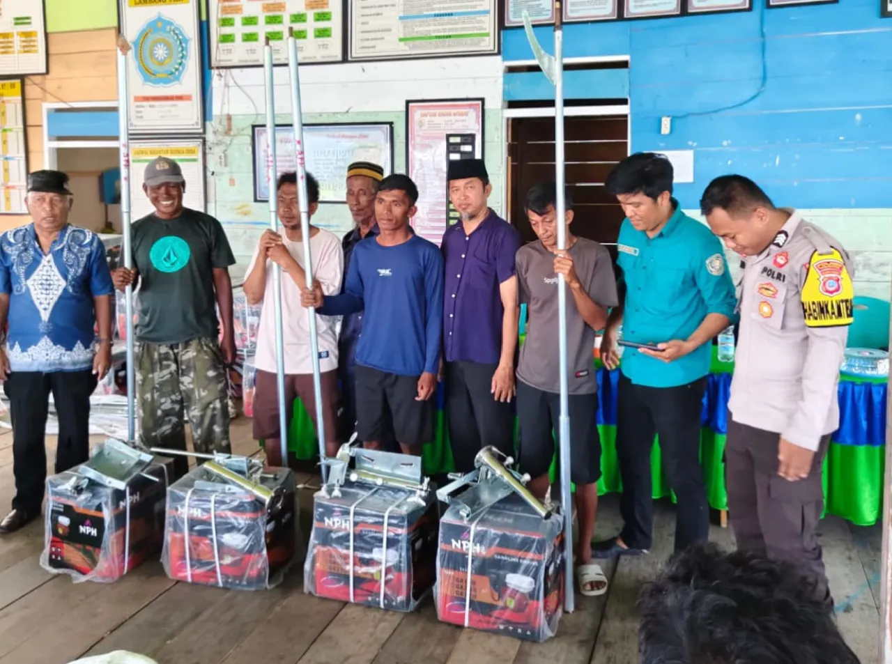 Pemdes Sama Bahari Salurkan 40 Mesin Ketinting untuk Nelayan: Dorong Produktivitas dan Kesejahteraan Warga