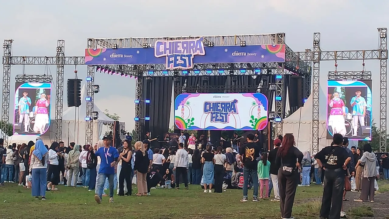 Suasana sebelum konser dimulai, para penonton mulai mencari tempat untuk melihat secara langsung bintang idolanya dalam Chierra Fest (foto : amy_beritaformat)