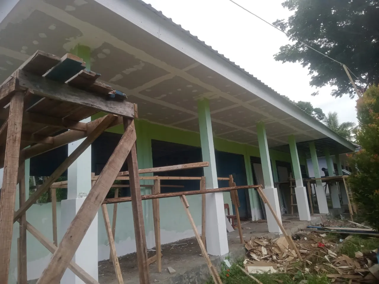 Kondisi salah satu bangunan ruang kelas yang mengalami revitalisasi) (dollforob