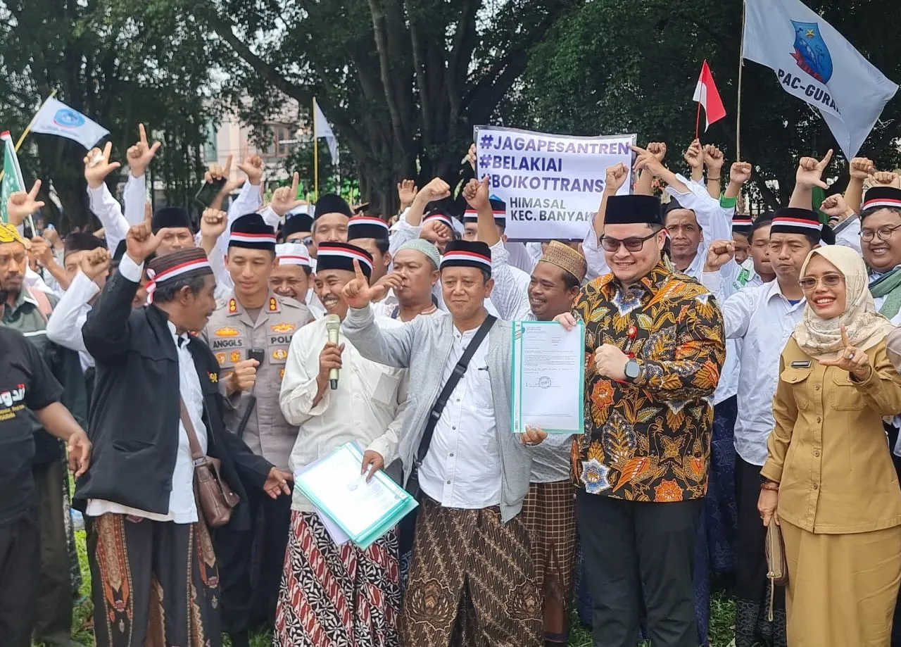 Ratusan pengunjuk rasa dari HIMASAL ditemui oleh Bupati Kediri, Hanindhito Himawan Pramana di halaman Pemkab Kediri (foto : Qrisna_beritaformat)