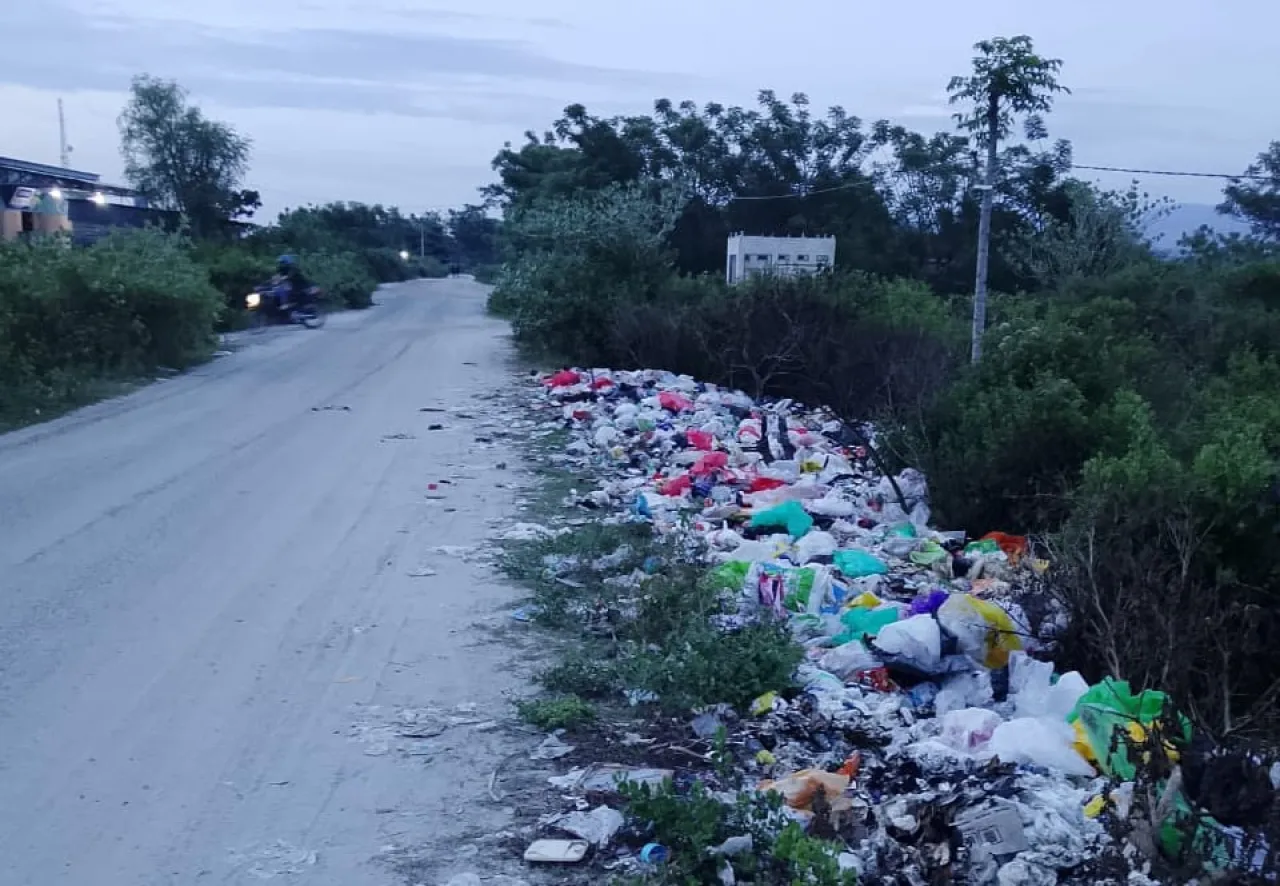 Tumpukan sampah yang ada di Desa Suju dan sedang di upayakan oleh pemerintah desa untuk segera di bersihkan agar tidak mengganggu estetika (foto : anjasman_beritaformat.com)