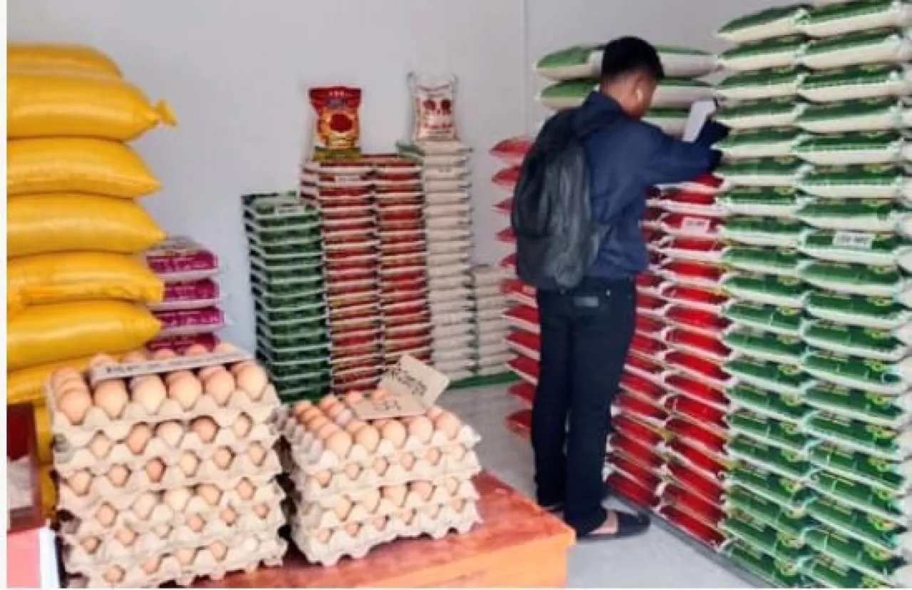 Anggota Tipidter Polres Sigi bersama Disperindag Kabupaten Sigi lakukan sidak harga beras di sejumlah toko sembako (foto : anjasman_beritaformat)