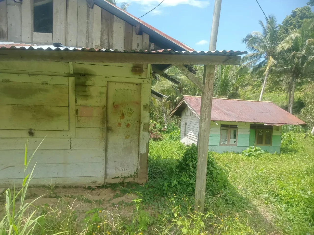 Kondisi rumah warga transmigrasi yang sangat membutuhkan kehadiran pemerintah usai mengalami bencana pergeseran tanah (foto : agus_beritaformat)
