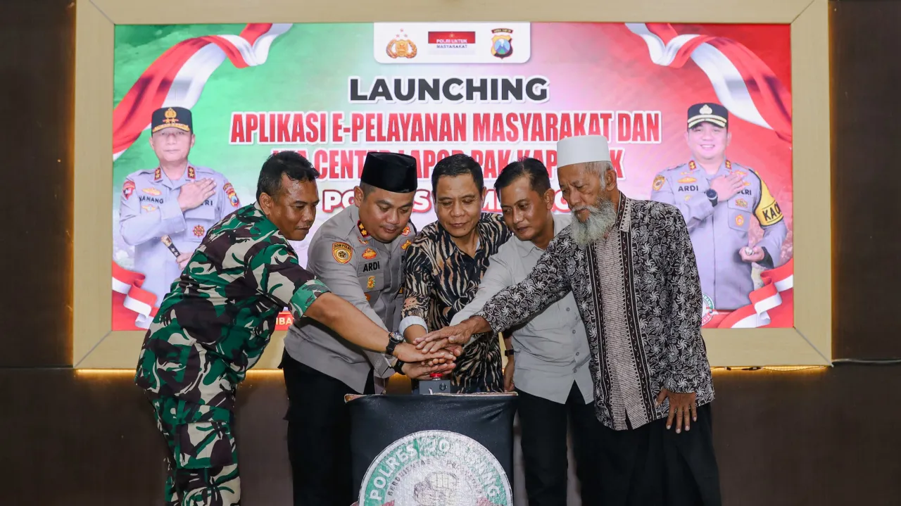 Kapolres Jombang, AKBP Ardi Kurniawan, bersama tokoh masyarakat, pemuda dan Formopimda Jombang bersamaan luncurkan aplikasi "Lapor Pak Kapolsek" (Foto : sulistyowati_beritaformat)