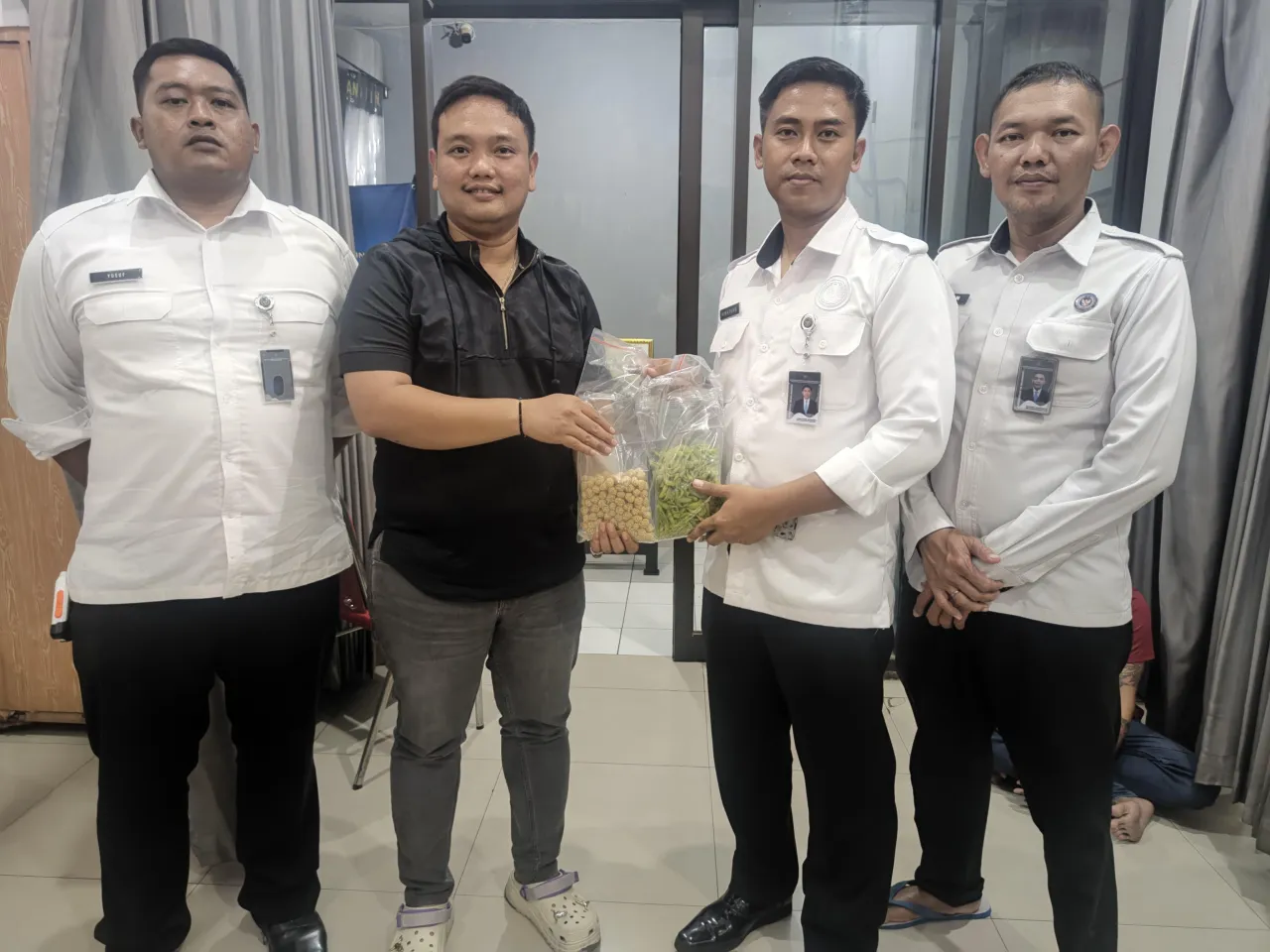 Petugas Lapas Mojokerto bersama anggota Satnarkoba Polresta Mojokerto berhasil menggagalkan penyelundupan pil koplo yang dikemas dalam 2 bungkus dicampur kue kering yang dibawah oleh pengunjung (foto : clara_beritaformat)