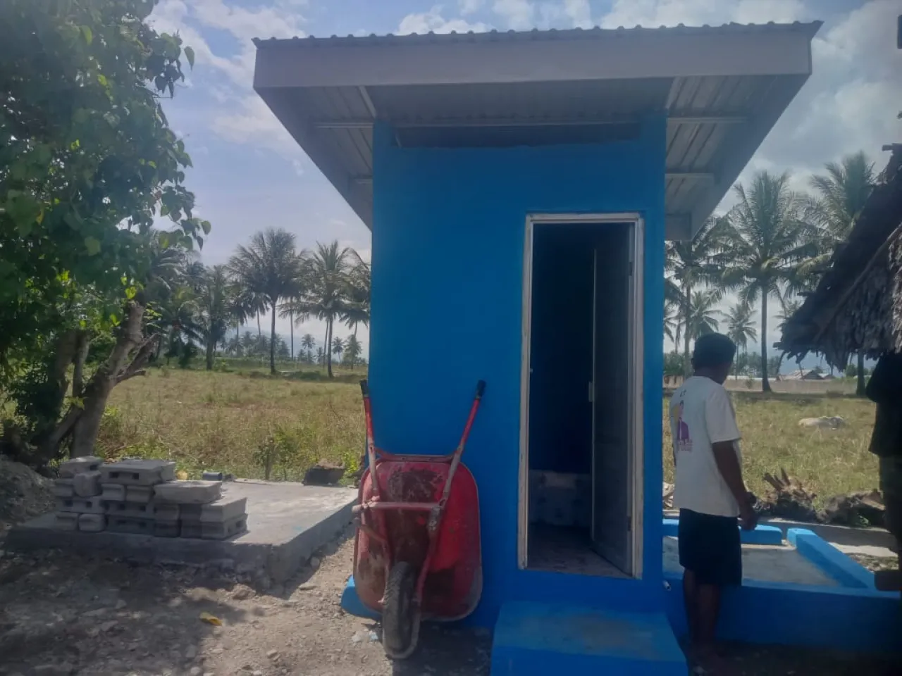 Warga Waturalele Terima Bantuan 9 Unit MCK dari Disperkimtan Sulteng