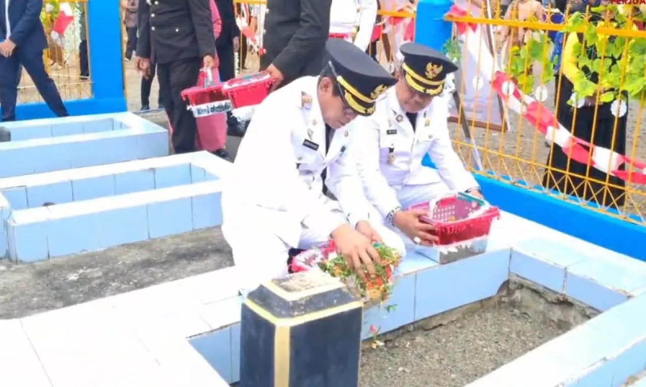 Usai pimpin upacara hari pahlawan, Bupati dan Wakil Bupati Parigimoutong laksanakan tabur bunga di pusara pahlawan di Taman Makam Lahlawan Tombolotutu (foto : asri_beritaformat)