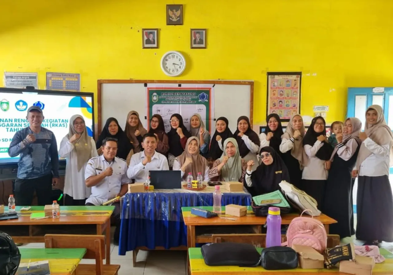 Randy Setiawan, S.Pd., Gr., bersama guru dan warga sekolah usai rapat pembahasan peningkatan mutu pendidikan (foto : anshar_beritaformat)