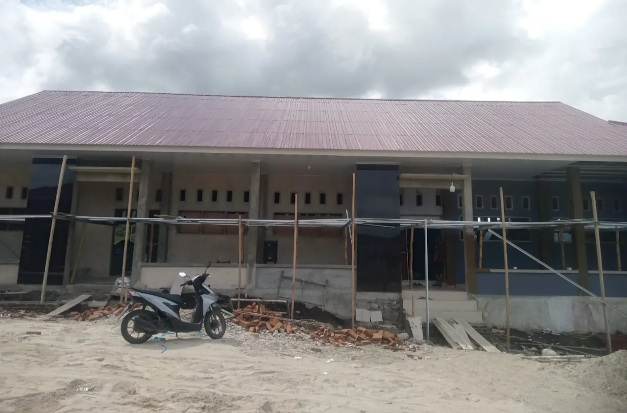 On proses pembangunan Unit Sekolah Baru (USB) SMA Negeri 1 Lore Peore ( foto : agus_beritaformat)