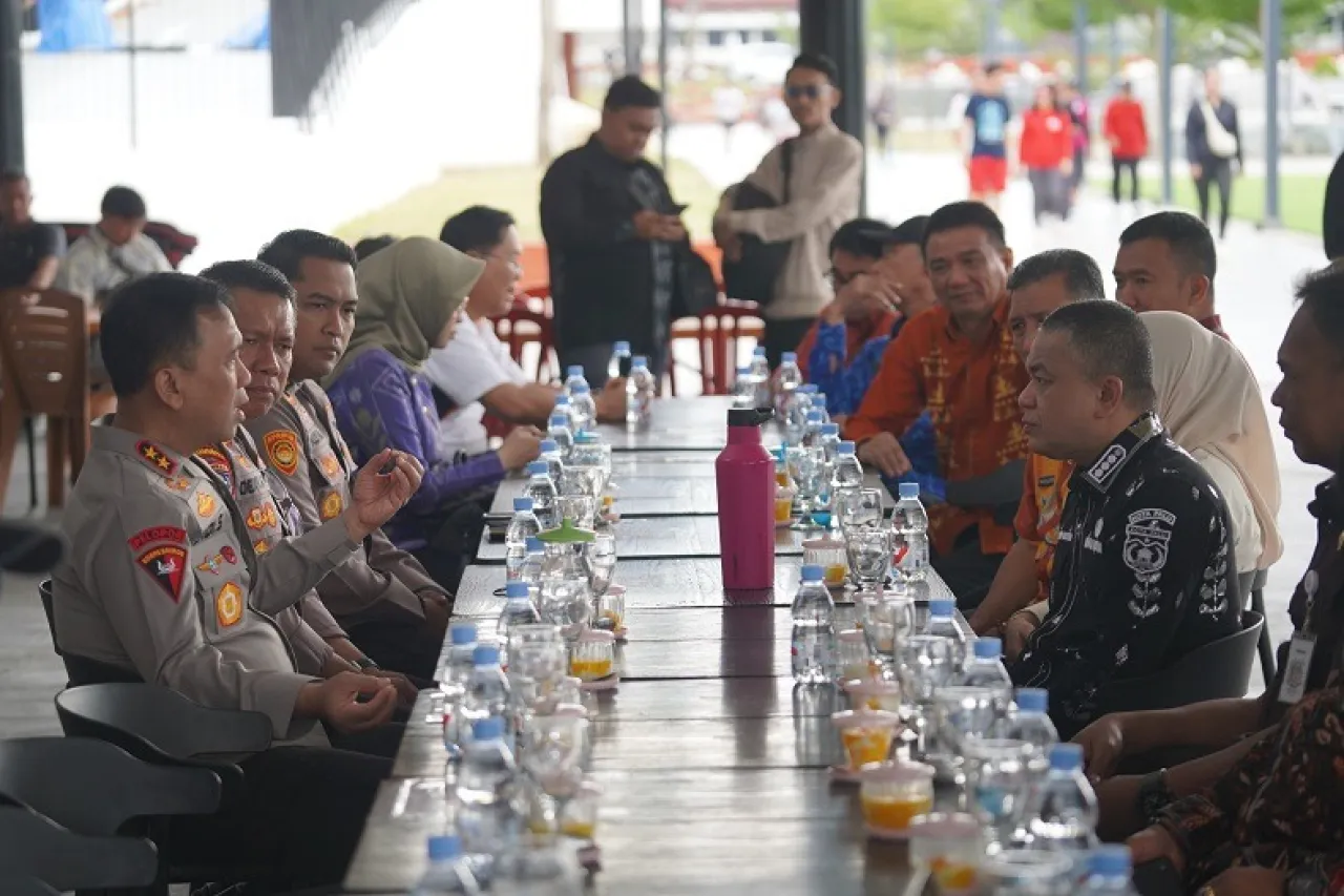 Kapolda Sulawesi Tengah Irjen Pol Dr. Endi Sutendi, S.I.K., S.H., M.H., menghadiri kegiatan coffee morning bersama Forum Komunikasi Pimpinan Daerah (Forkopimda) Kota Palu, (foto : asri_beritaformat)