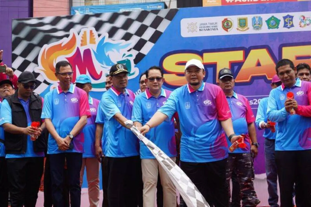 Sekretaris Daerah Provinsi Jawa Timur, Adhy Karyono, didampingi Wakil Wali Kota Mojokerto, Rachman Sidharta Arisandi, saat melepas keberangkatan peserta gerak jalan sehat Mojokerto-Surabaya (foto : hartono_beritaformat)