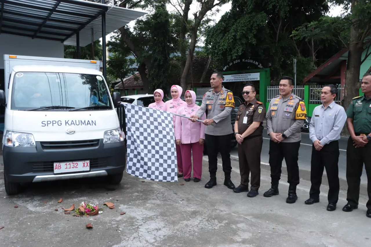 Kapolres Blitar Kota, AKBP Titus Yudho Uly saat memberangkatkan pengiriman MBG pertama (foto : bagus_berita format)