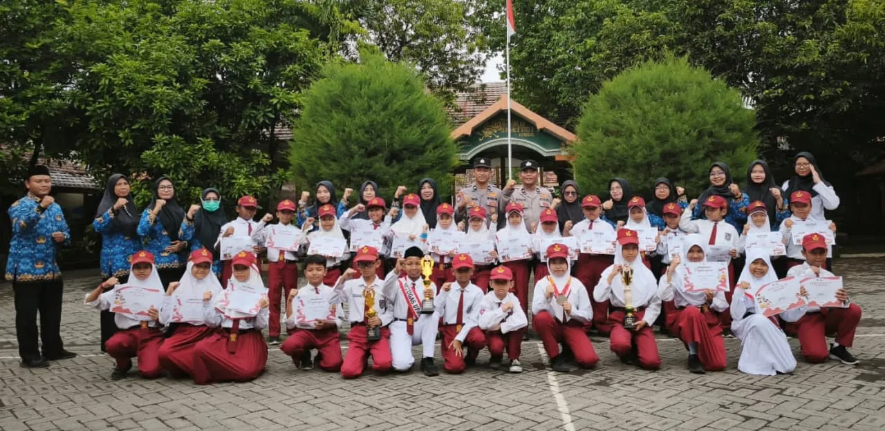 Satbinmas Polres Pasuruan melaksanakan program rutin “Cooling System” di sejumlah sekolah di wilayah Pasuruan (foto : bagus_berita format)