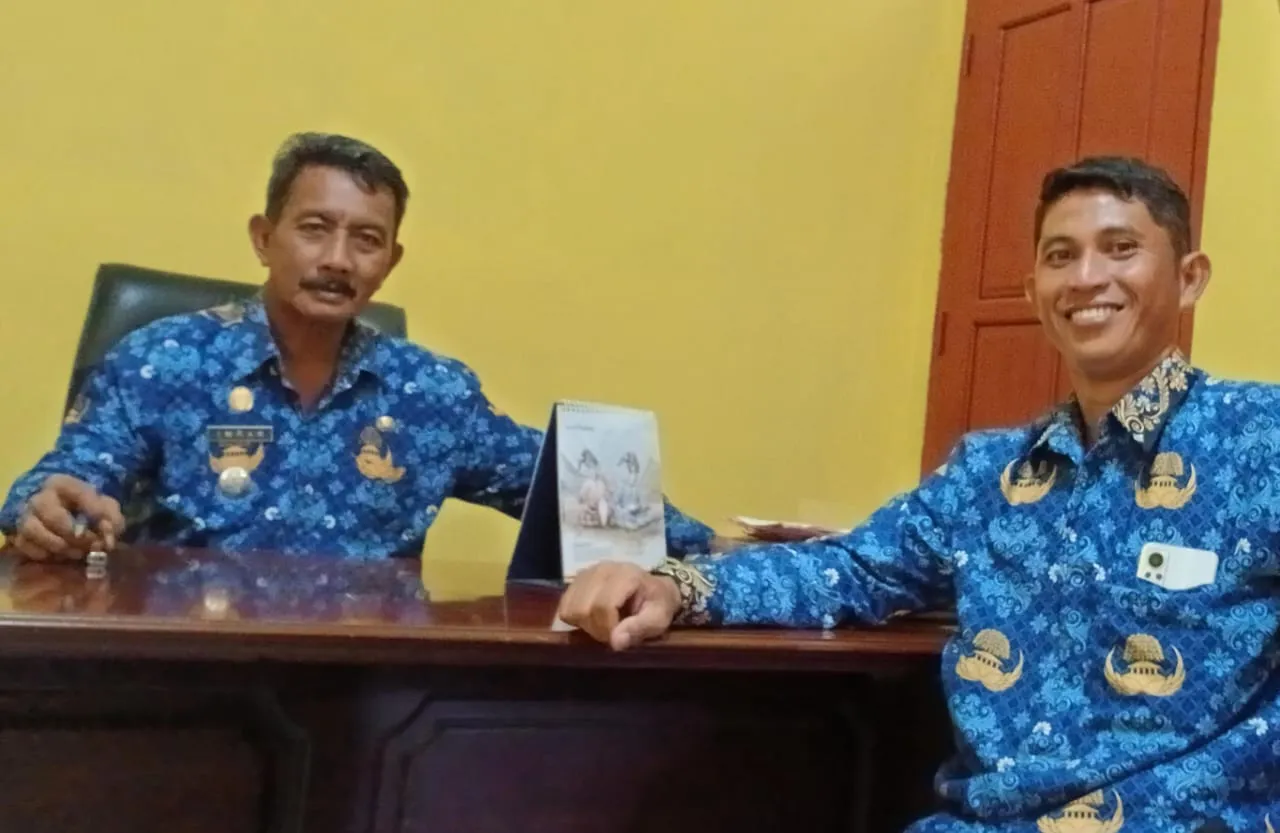 Koordinasi Ketua Panitia Dies Natalis ke 42 SMPN 1 Tomini dengan Camat Tomini, Imran, S.P (foto : asri_berita format)