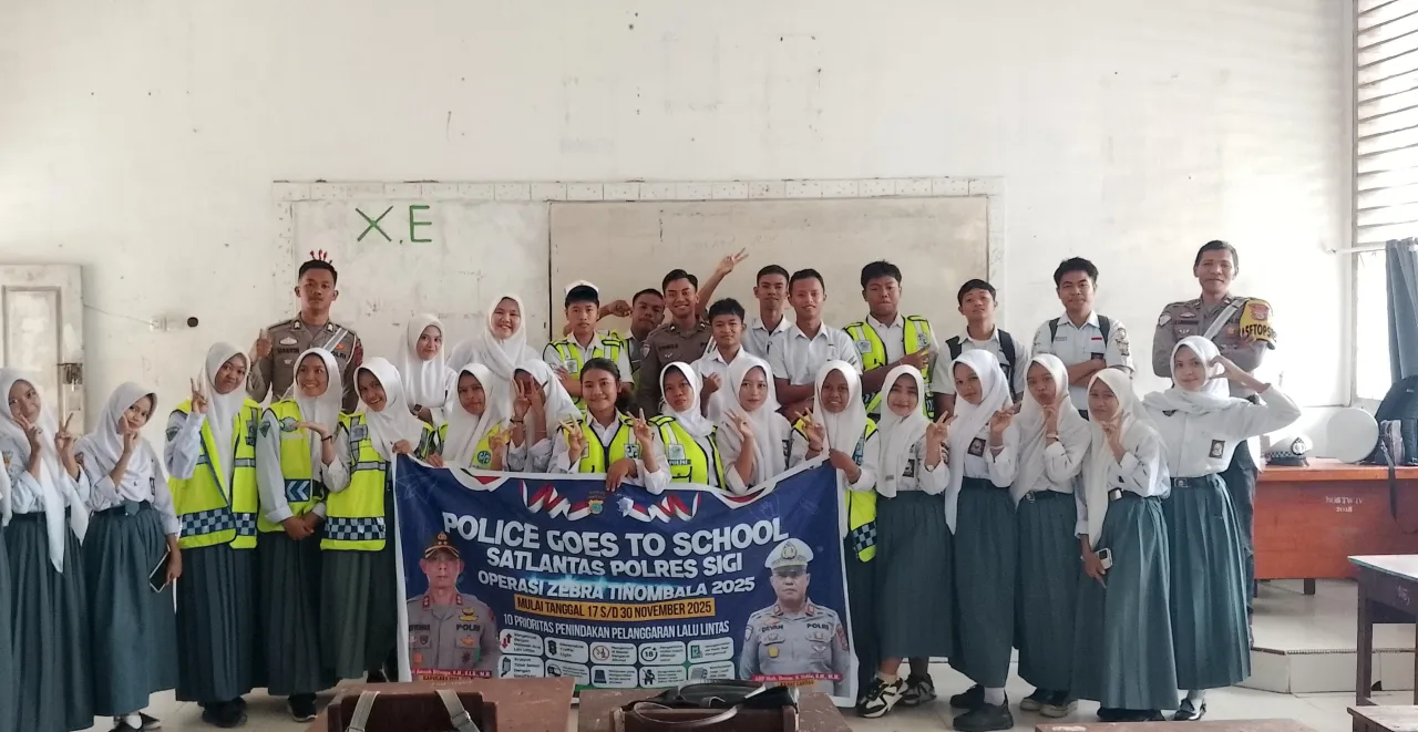Satlantas Polras Sigi, berikan edukasi keselamatan berkendara pasa siswa siswi SMAN 2 Sigi (foto : anjasman_beritaformat)