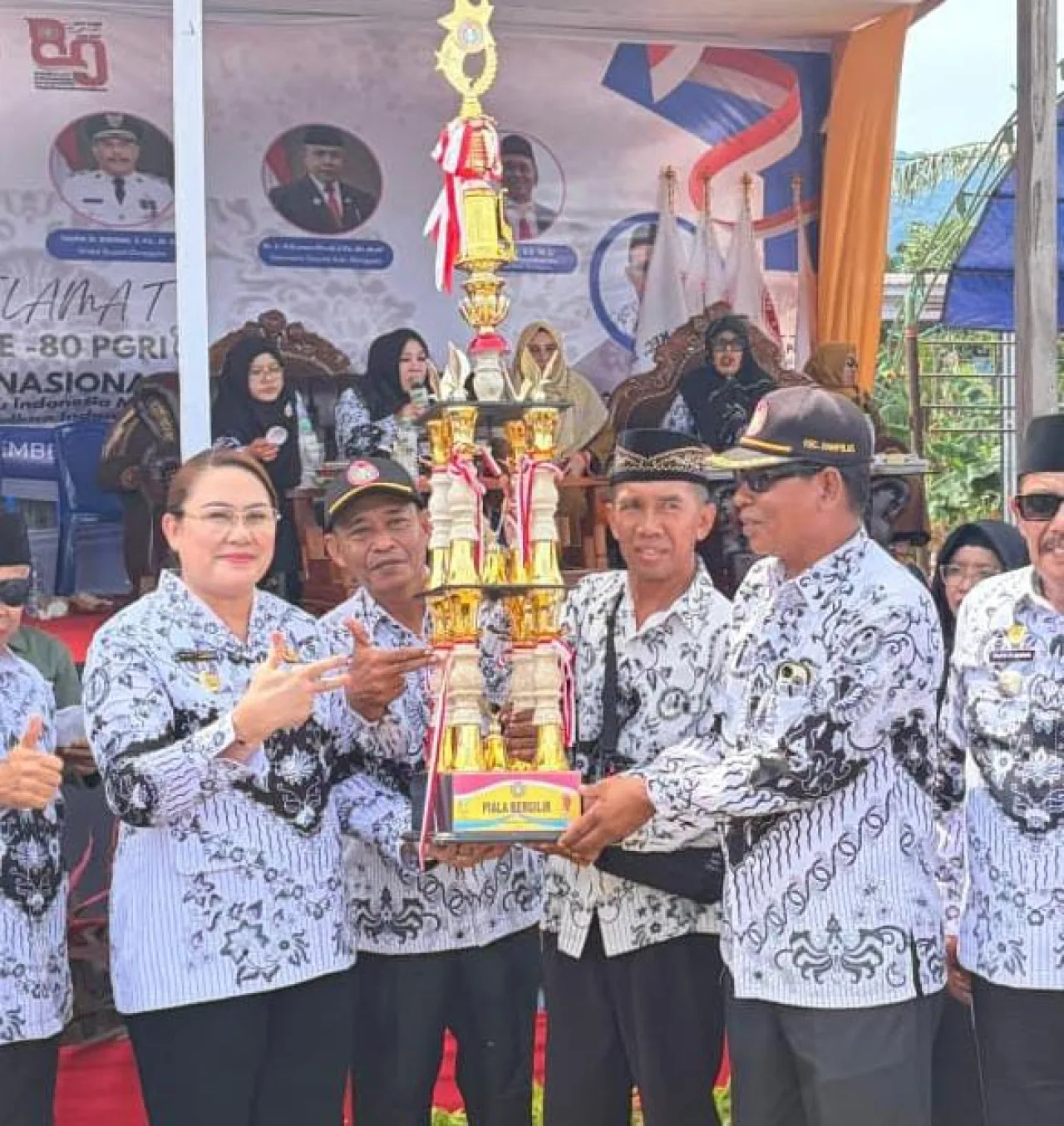 Tim PGRI Kecamatan Dampelas berhak terima piala bergilir HUT PGRI ke 80 (foto : agus_beritaformat)