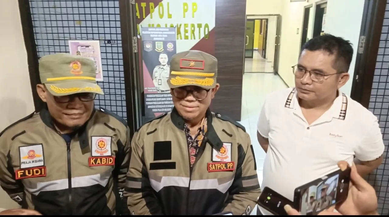 Kasatpol PP Kota Mojokerto, Abdul Rahman Tuwo saat memberikan keterangan dihadapan awak media usai melakukan razia di sejumlah kos dan penginapan (foto : redaksi_beritaformat)