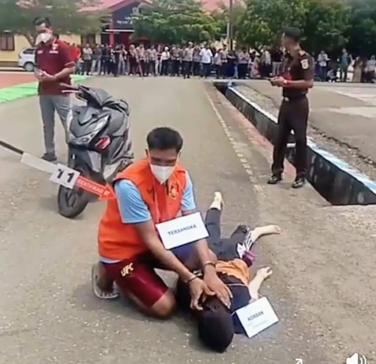 Rekonstruksi Pembunuhan Hijrah Ricuh: Keluarga Desak Lihat Wajah Pelaku, Unsur Berencana Kian Terbuka