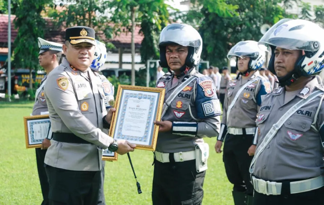 Kapolres Jombang Beri Penghargaan pada 12 Anggota Berprestasi