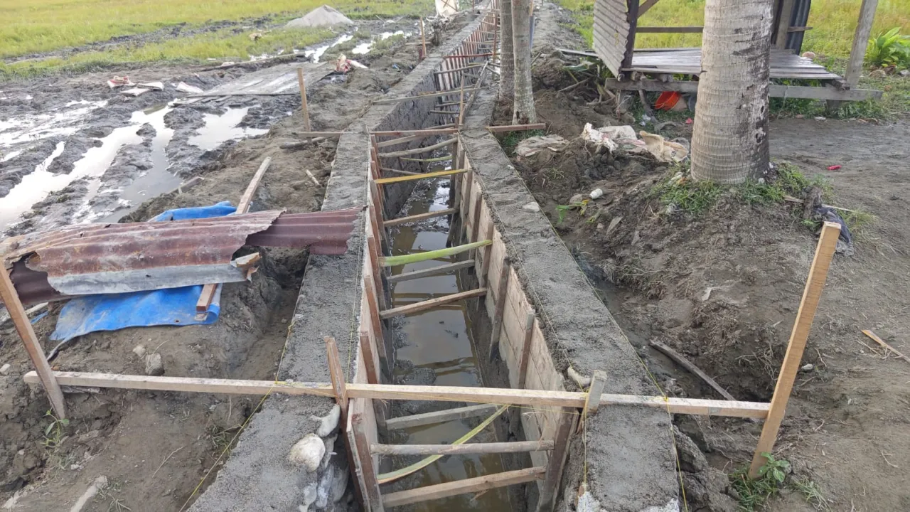 Progres pembangunan saluran irigasi sepanjang 1.891 meter di Desa Labean, Kecamatan Balaesang (foto : agus_beritaformat)