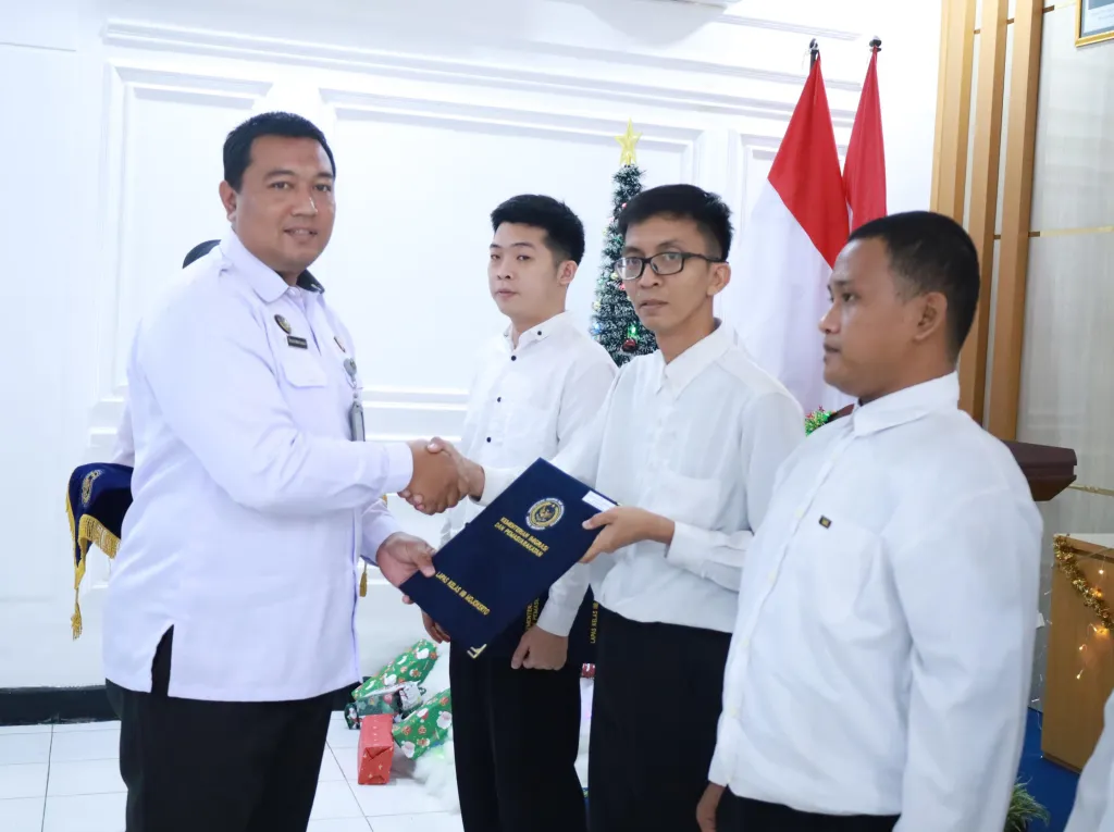 Kepala Lapas Mojokerto, Rudi Kristiawan, menyerahkan surat remisi kepada warga binaan saat momentum hari natal (foto : clara_beritaformat)